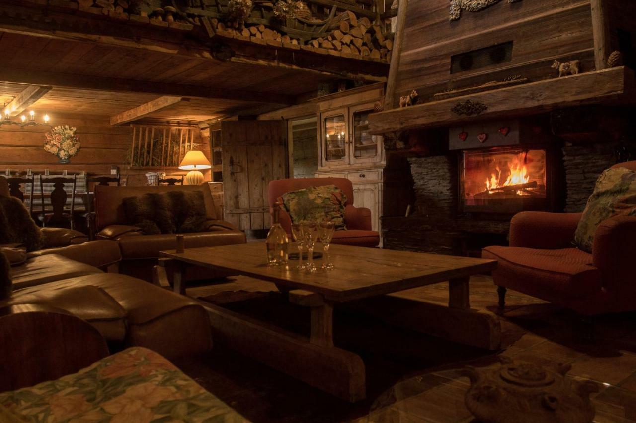 Reine des Aravis - chalet isolé Flumet Extérieur photo